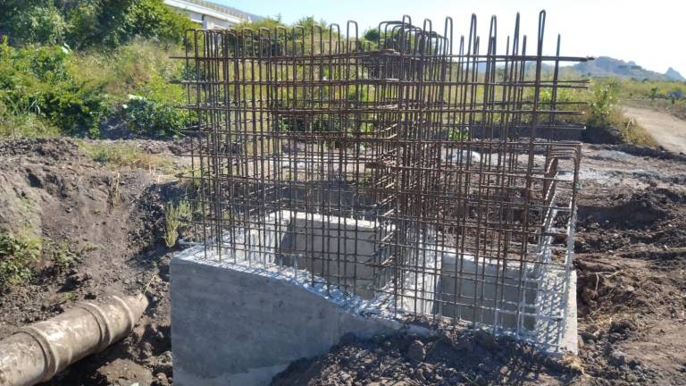 Construcción de canales de riego de la presa Santa María en Escuinapa.