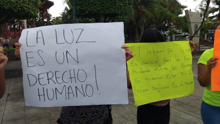 Protesta frente al Palacio Municipal de Mazatlán porque les cortaron el suministro de electricidad en la invasión Nuevo Cajeme.