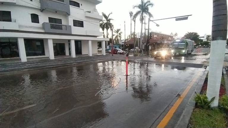 Otra vez, se forma laguna en zona de pasos peatonales elevados en la Camarón Sábalo, en Mazatlán