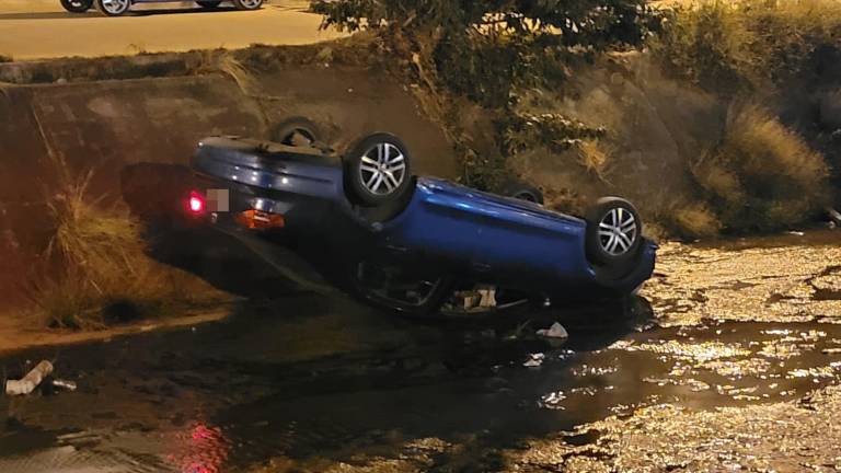 Un auto cayó a un canal pluvial en Mazatlán y terminó volcado.