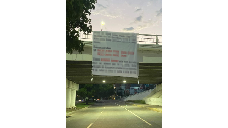 La manta apareció en las primeras horas del día en un puente ubicado en el primer cuadro de la ciudad.