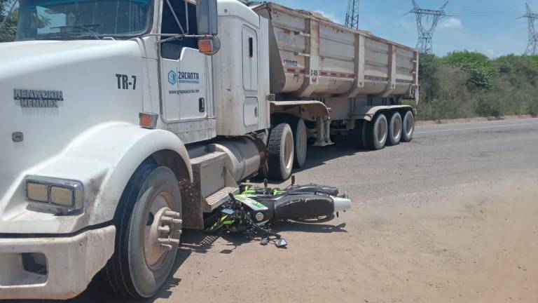 Una motocicleta se impactó con una góndola al norte de Mazatlán; los ocupantes resultaron ilesos.
