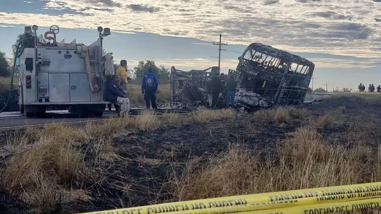 Zona de la autopista Mazatlán-Culiacán donde un camión de pasajeros se impactó con un tráiler.