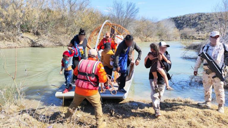 Momento en que los agentes de Migración apoyan a los migrantes a estar a salvo.