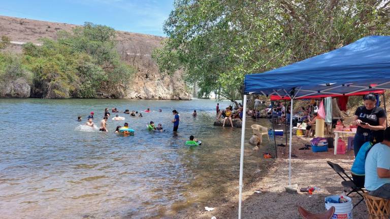 Se llena el balneario de la presa Sanalona en Culiacán y cierran acceso a vehículos