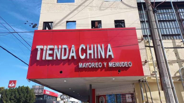 Comerciantes de tianguis de Culiacán reclaman la operación de tiendas chinas.