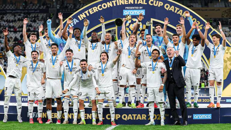 Real Madrid levanta la Copa Intercontinental.