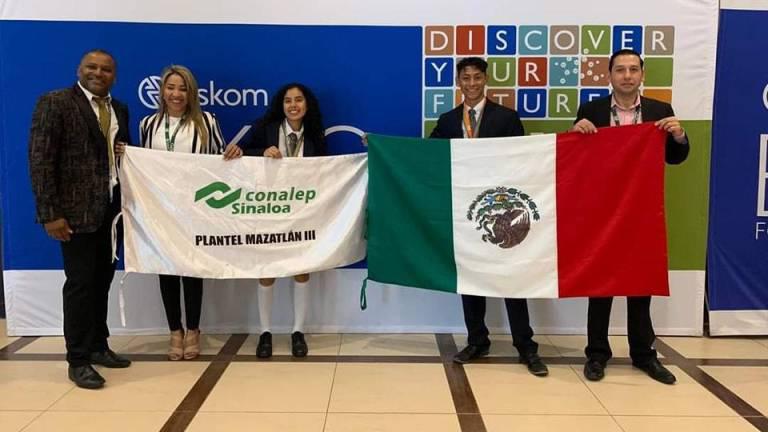 $!Ponen en alto el nombre de Sinaloa y México, los alumnos y maestros del Conalep Mazatlán III.