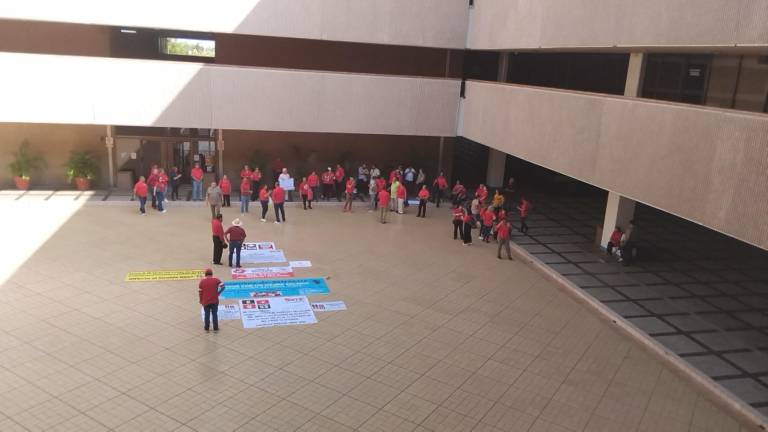 El movimiento de maestros Somos Más que 53 se manifiestan en el Palacio de Gobierno.
