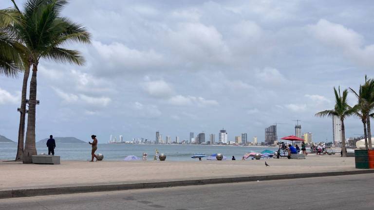 En el malecón se pudo ver a pocas personas caminando y paseando en bicicleta por la avenida Del Mar.