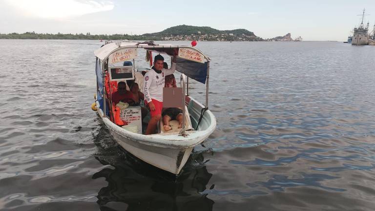 Salen lesionados dos bañistas tras ser golpeados por una embarcación menor en playa de la Isla de la Piedra