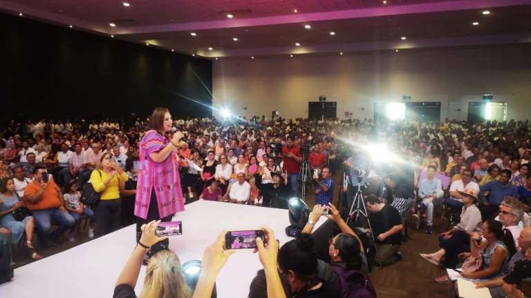 La Senadora Xóchitl Gálvez Ruiz en su encuentro con la sociedad Civil, en el Centro de Convenciones de Mazatlán.