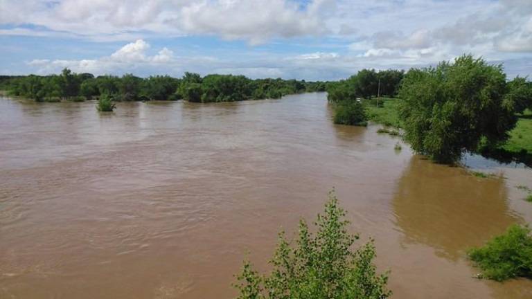 Cumple Villa Unión dos días sin servicio de agua potable; caudal del Presidio se llevó tubería