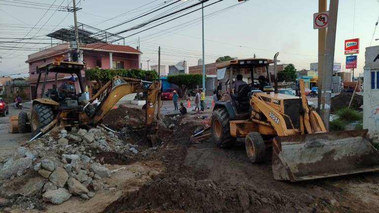 Imposible circular por calles y avenidas de Mazatlán; ahora ‘ahorcan’ el crucero de Santa Rosa y Mazatlán