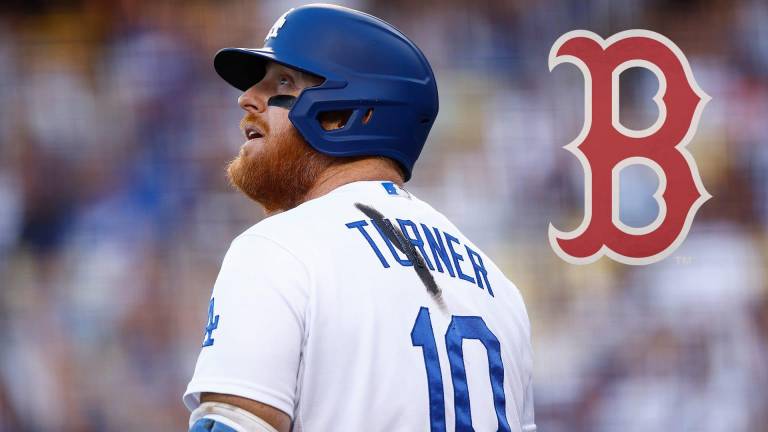 Justin Turner aportará su ofensiva y su defensiva en la tercera base con los Medias Rojas de Boston.