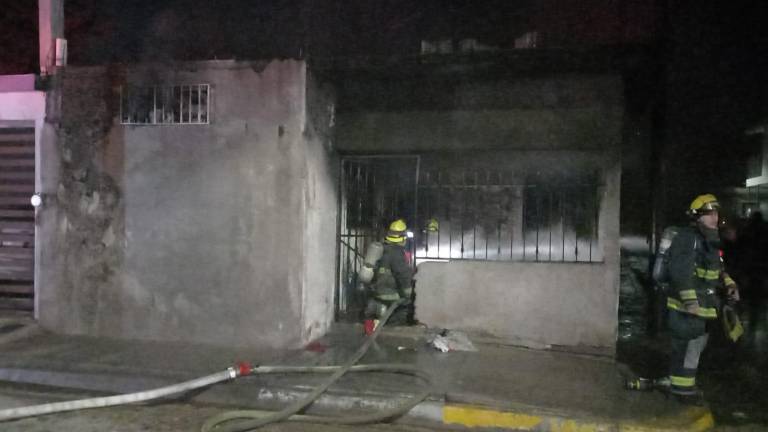 El fuego consumió el interior de la casa afectada y dañó también la estructura, de acuerdo a Bomberos.