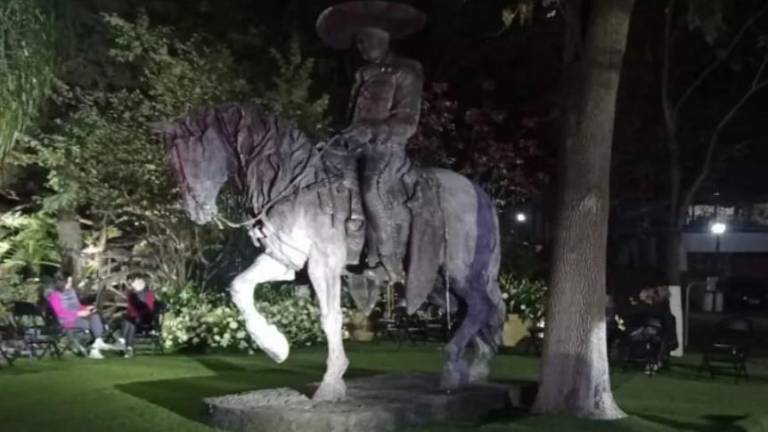 Llega estatua de Vicente Fernández a su rancho Los Tres Potrillos