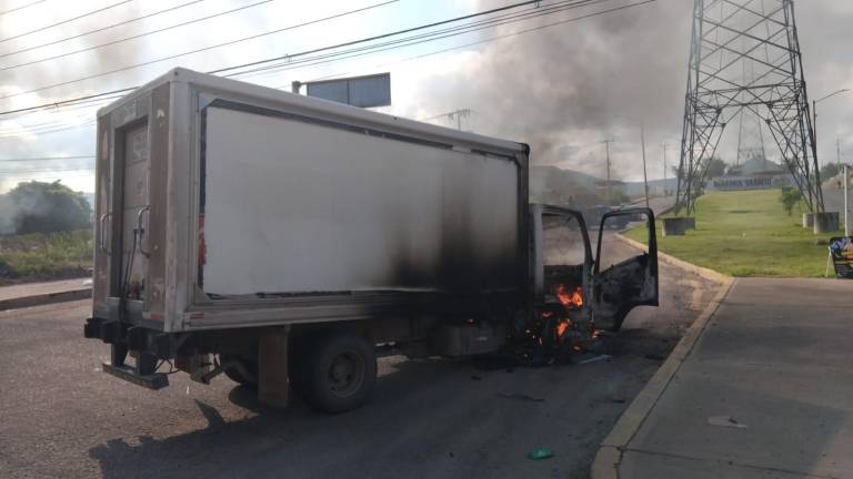 Uno de los vehículos incendiados al sur de Culiacán.