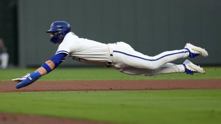 Bobby Witt Jr. alcanzó las 30 bases robadas durante el encuentro del martes por la noche.