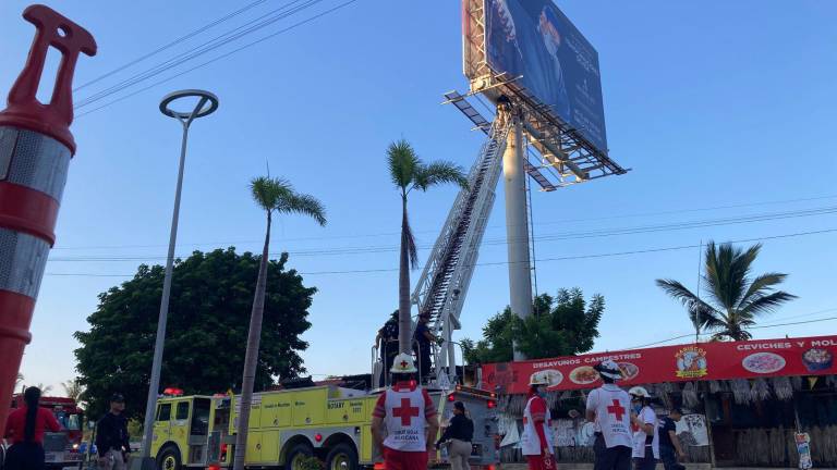 Bomberos y paramédicos intentar el rescate de una persona en lo alto de un espectacular en la Zona Dorada de Mazatlán.