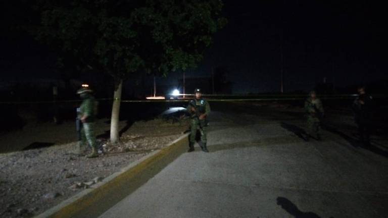 El cadáver de un hombre con cinta canela en pies, manos y cabeza.