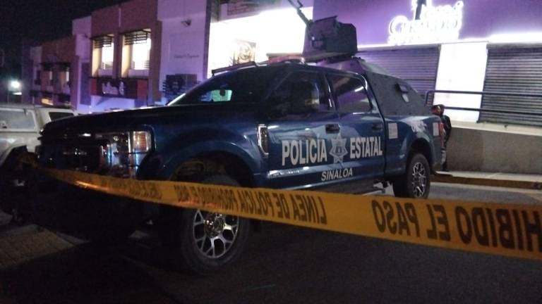 La fachada de un local comercial resultó dañada.