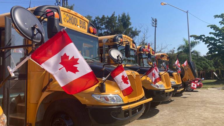 Este lunes integrantes del Club Rotario de Mazatlán y Canadá desfilaron con las unidades que fueron donadas.