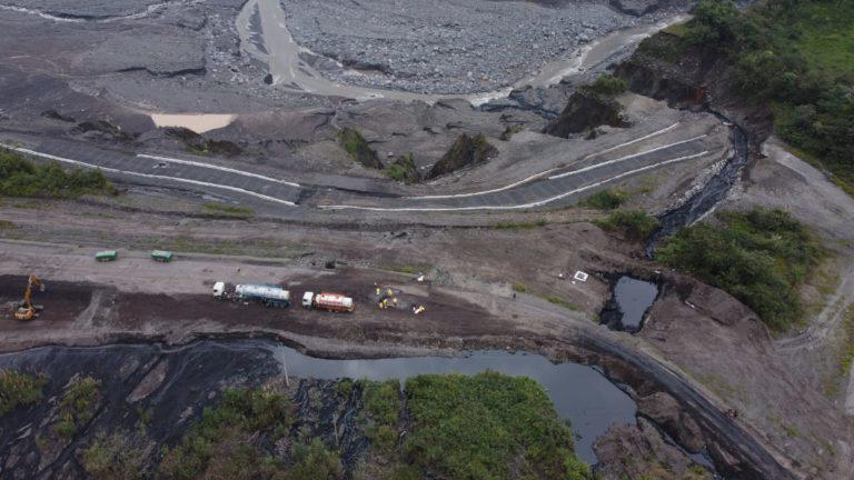 $!Vista Aérea de dos ‘piscinas’ construidas para capturar el petróleo. Camiones vacumm extrajeron mediante succión el crudo de esas fosas y lo trasladaron a tanqueros de combustible para transportar el petróleo recuperado hacia la estación Amazonas, en Lago Agrio.