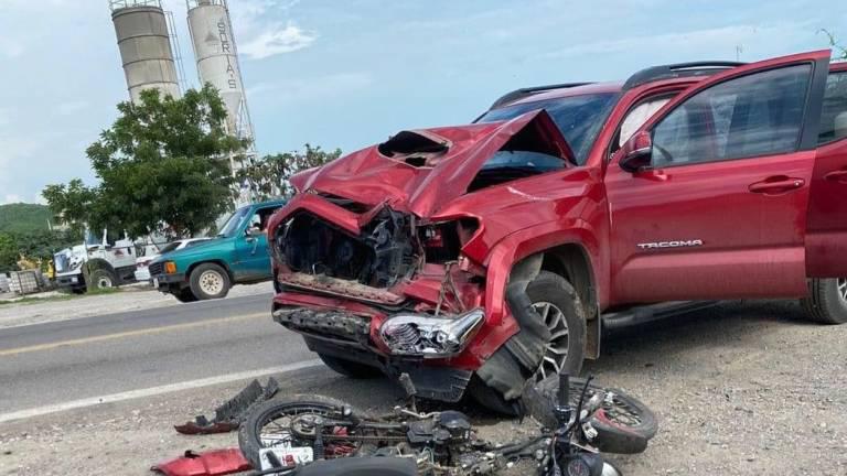 $!Motociclista pierde una pierna al chocar contra camioneta en Libramiento Mazatlán.