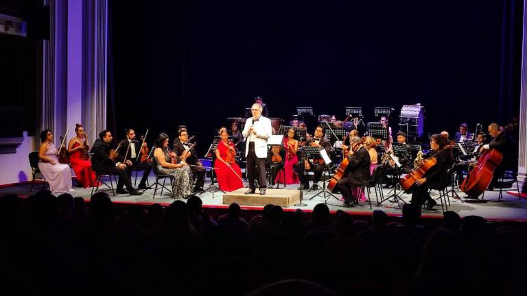 Los asistentes al Teatro Ángela Peralta disfrutan de concierto “Las diferentes caras de Beethoven”.