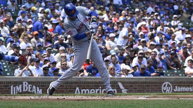 J.D. Martínez conectó uno de los tres jonrones de los Mets en Wrigley Field.