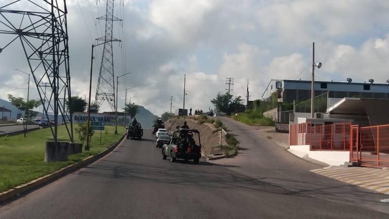 Autoridades informan que vehículos incendiados en Culiacán ya son retirados.