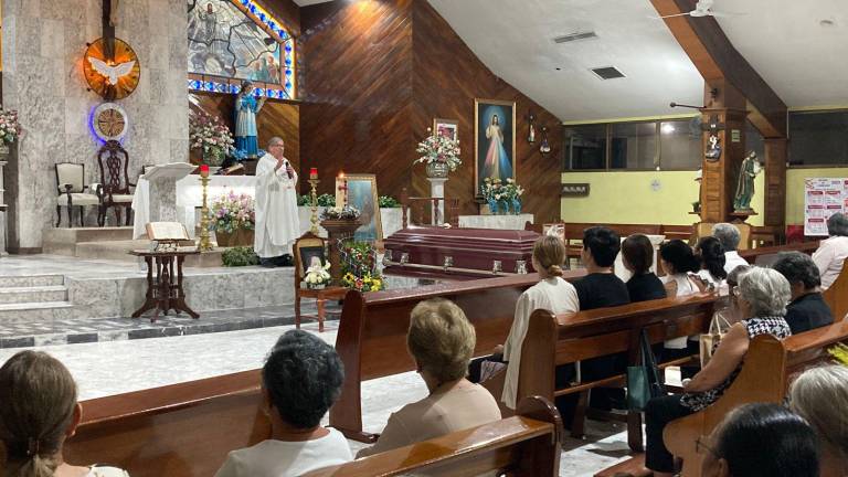 En la misa también se ofreció en honor a otras personas que fallecieron el 1 de octubre.