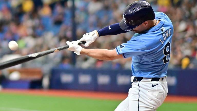 Hit oportuno de Lowe ayuda a Rays a frenar mala racha contra Reales