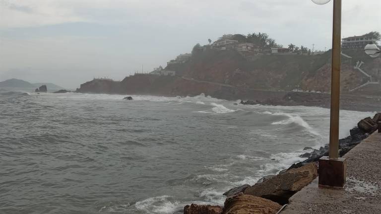 Condiciones en que amaneció Mazatlán este jueves, con nublado y oleaje.