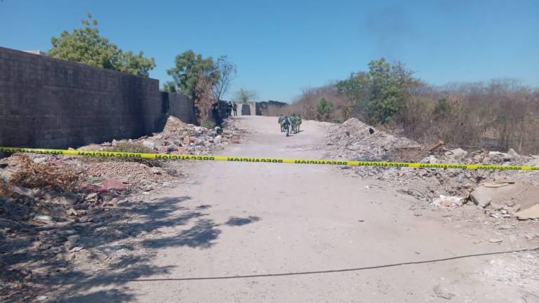 Corporaciones revisan la zona donde localizaron el cuerpo de un joven semienterrado.