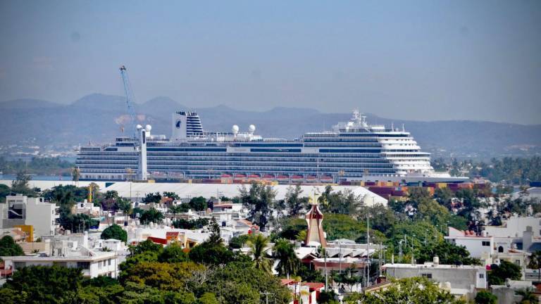 El crucero “Koningsdam” atracó este viernes en Mazatlán con 2 mil 565 pasajeros, con lo que se conserva la secuencia en la llegada de este tipo de navíos.