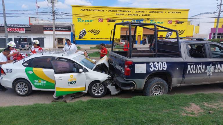 Un taxi se impactó con una patrulla de la Policía Municipal de Mazatlán.