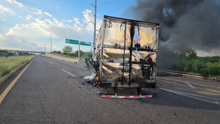 Uno de los cuatro vehículos incendiados la tarde del jueves al norte de Culiacán.