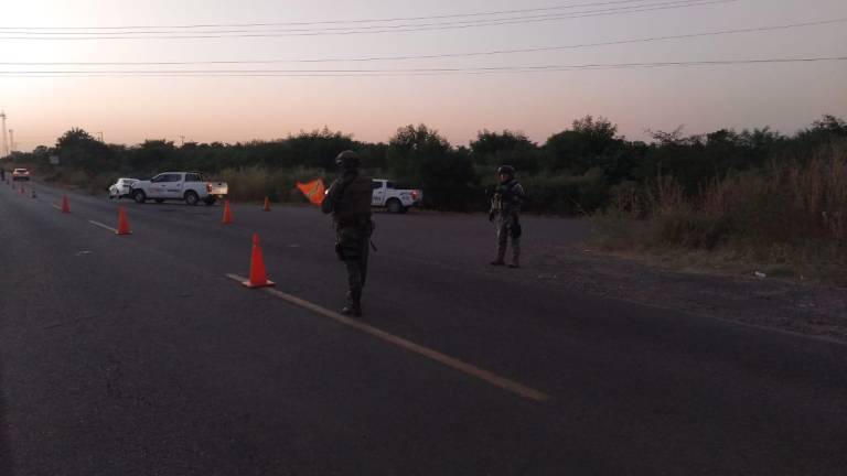 Elementos del Ejército en un operativo en carretera en Culiacán.