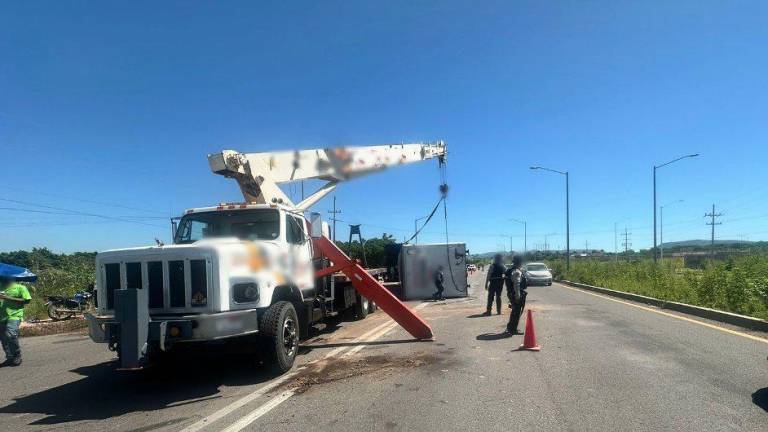 La Guardia Nacional informó del accidente vial en el kilómetro 006+400 carretera (1570-L2) Libramiento Sur de Culiacán, dirección Culiacán.