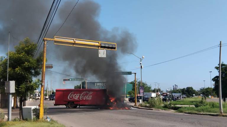 Otro camión quemado en la entrada a Barrancos, en Culiacán.