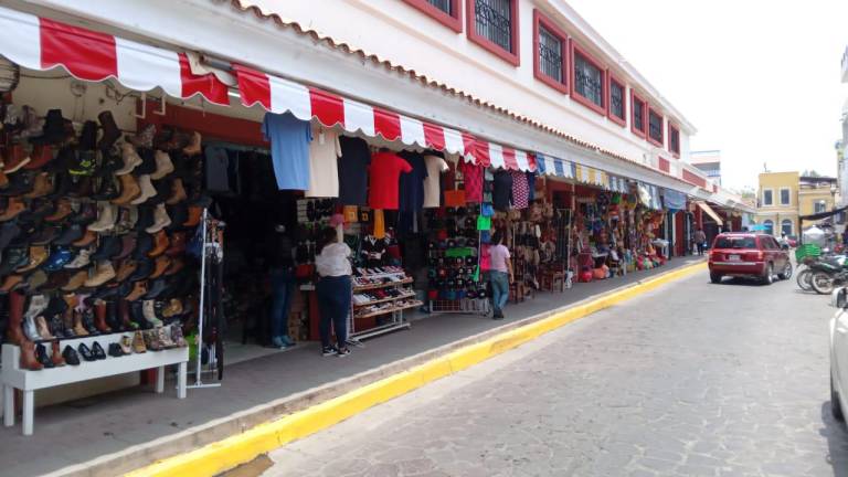 En el mercado Miguel Hidalgo, en Rosario, comerciantes reportan bajas ventas ante la falta de orden vial en la zona.