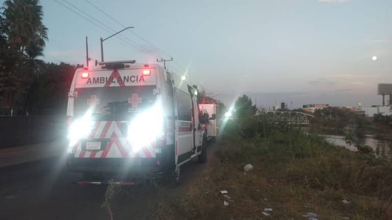 Cruz Roja acude al canal Recursos en Culiacán, donde falleció ahogado un menor.