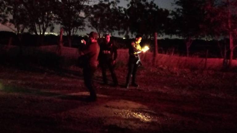 Agentes de la Policías Estatal Preventiva acudieron a revisar un reporte por el camino de terracería que va de la carretera México 15 al campestre.