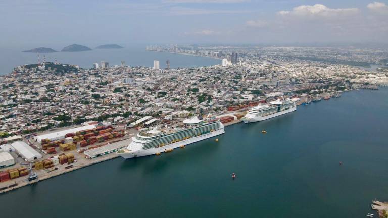 Los cruceros “Navigator of the Seas” y el “Radiance of the Seas”, con 5 mil 939 pasajeros a bordo y poco más de 2 mil tripulantes, arribaron este martes a Mazatlán.