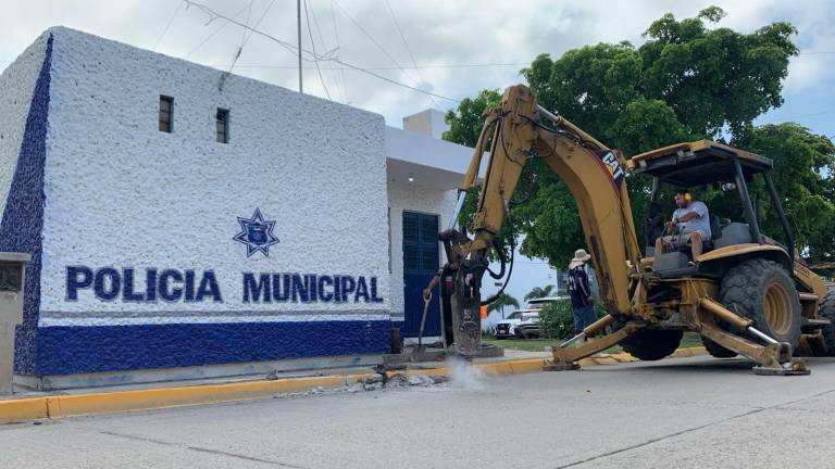 Inician maniobras para conectar tubería a la caseta de policía de la Avenida Santa Rosa, por lo que está cerrado el carril que va hacia las vías del tren.