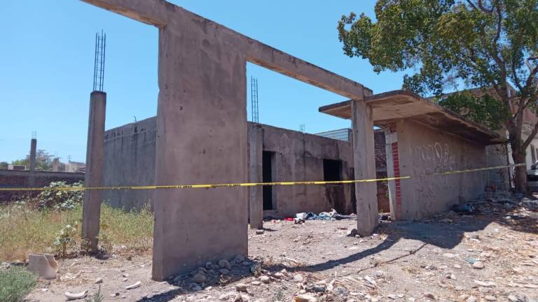 El cadáver de un joven con huellas de golpes fue localizado en una obra negra, al sur de Culiacán.