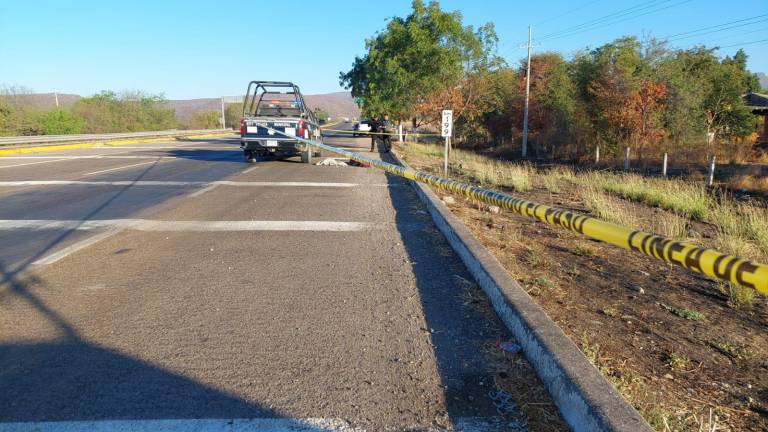 El cuerpo de un hombre de aspecto joven fue encontrado por la carretera México 15.