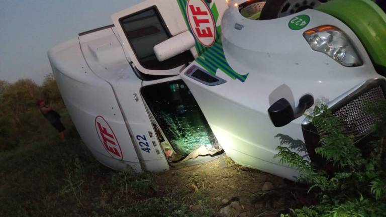 Tráiler de empresa transportista vuelca en la autopista Mazatlán-Culiacán